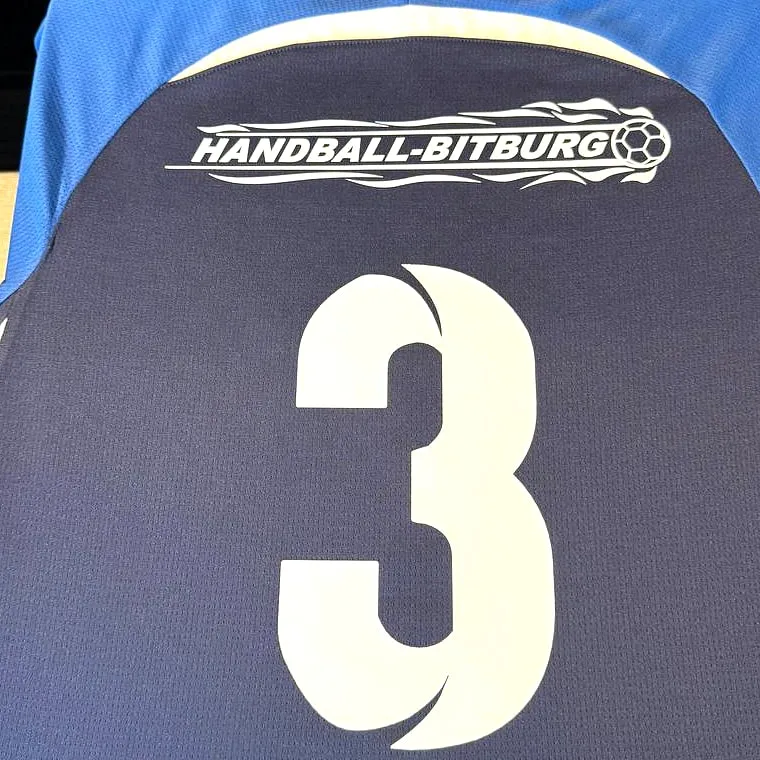 Handballtrikot mit Vereinswappen und Rückennummer im Flexdruck