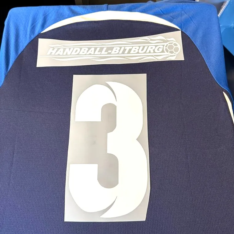Handballtrikot mit Rückennummer im Flexdruck, noch mit Trägerfolie nach dem Pressen